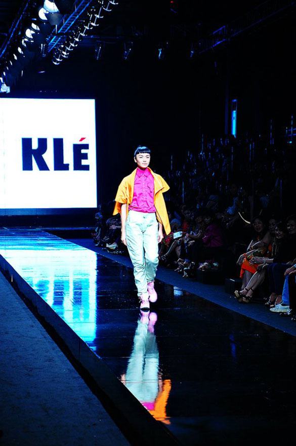 Kle the label beautiful pink shirt on the runway